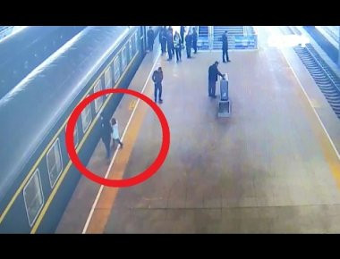 Η συγκλονιστική στιγμή που 3χρονο κοριτσάκι γλιστράει στην πλατφόρμα ενώ το τρένο βρίσκεται στο σταθμό (βίντεο)